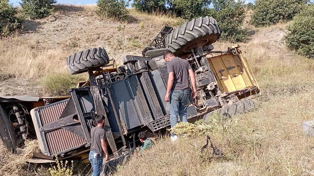 TOKAT’IN SULUSARAY İLÇESİNDE PARK HALİNDEKİ BİÇERDÖVERİN KENDİLİĞİNDEN HAREKET EDEREK DEREYE...