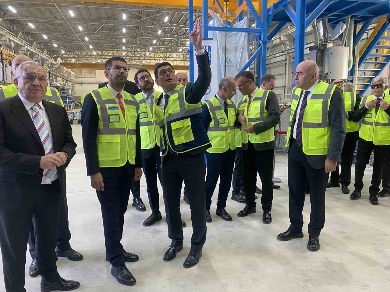 KONUŞMALARIN ARDINDAN AÇILIŞ KURDELESİ KESİLDİ. TÖRENE KATILAN DAVETLİLER DAHA SONRA ÜRETİM...