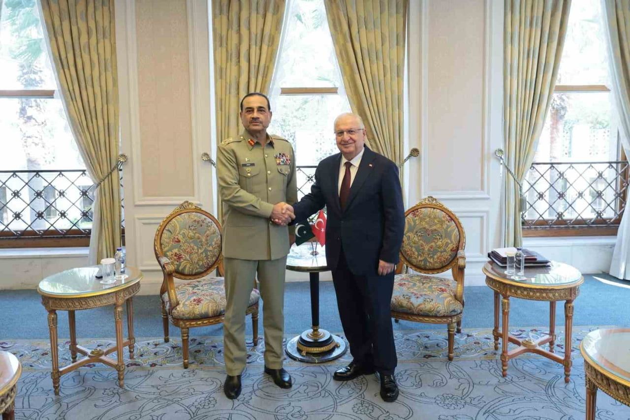MİLLÎ SAVUNMA BAKANI YAŞAR GÜLER, PAKİSTAN KARA KUVVETLERİ VE SAVUNMA KUVVETLERİ KOMUTANI MAREŞAL...