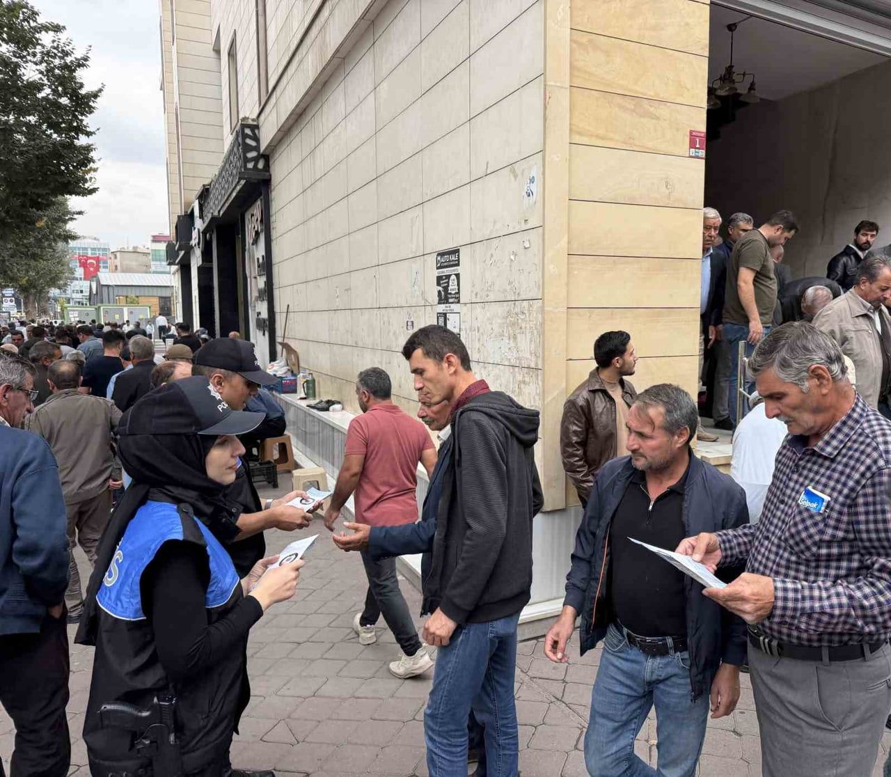 IĞDIR'DA POLİS EKİPLERİ, CUMA NAMAZI ÇIKIŞINDA VATANDAŞLARA DOLANDIRICILIK YÖNTEMLERİNE KARŞI...
