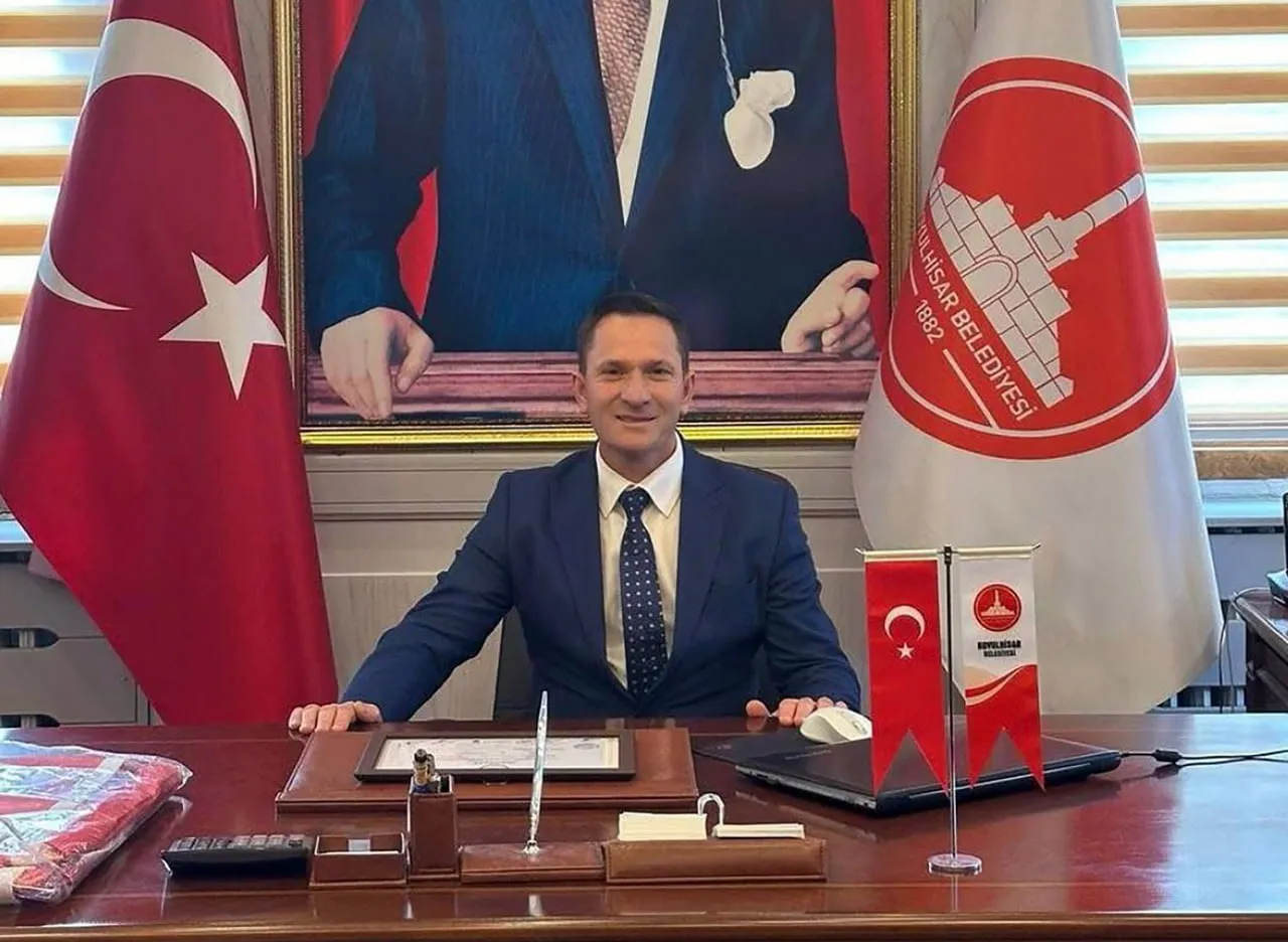 İYİ PARTİLİ KOYULHİSAR BELEDİYE BAŞKANI BORA KARAKULLUKÇU PARTİSİNDEN İSTİFA...