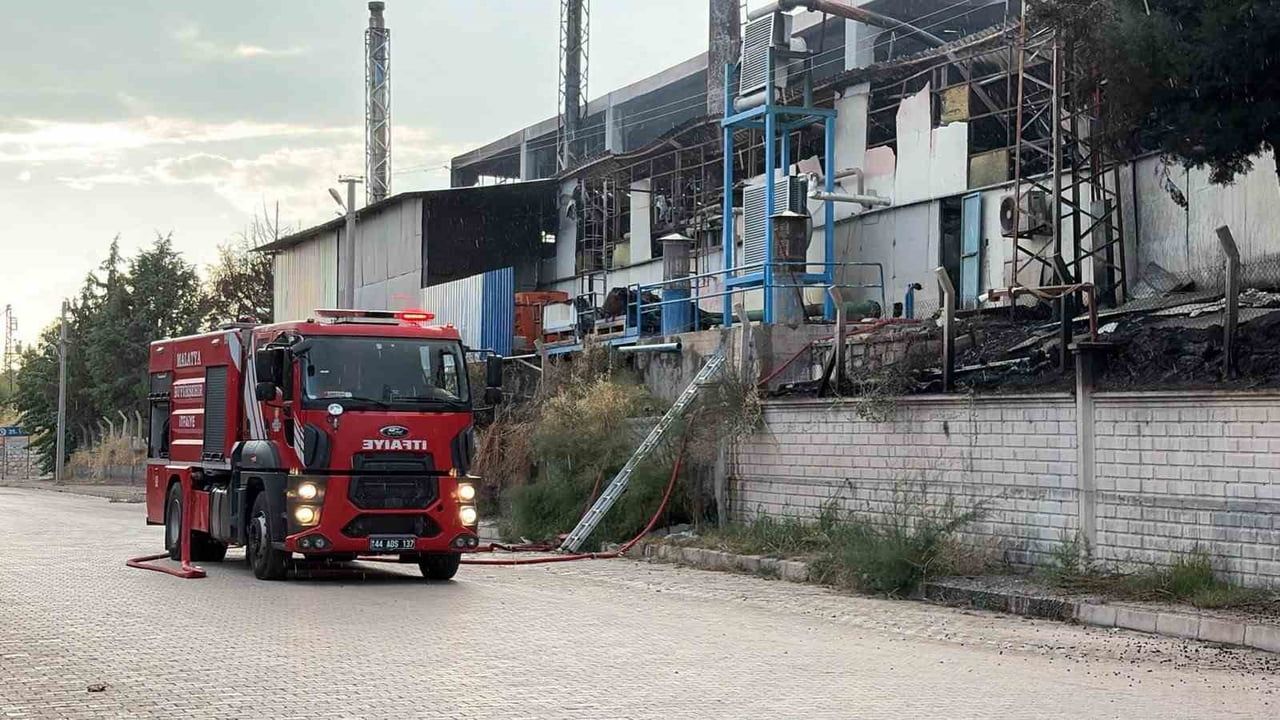 ELAZIĞ’DA YALITIM FABRİKASINDA ÇIKAN YANGIN EKİPLERİN 3,5 SAATLİK ÇALIŞMASIYLA KONTROL ALTINA...
