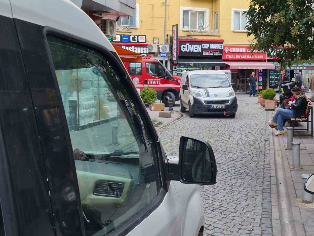 ESKİŞEHİR'DE BİR ARA SOKAKTA YASAK OLMASINA RAĞMEN DURAKLAYAN ARAÇLAR SEBEBİYLE İTFAİYE ARACI...