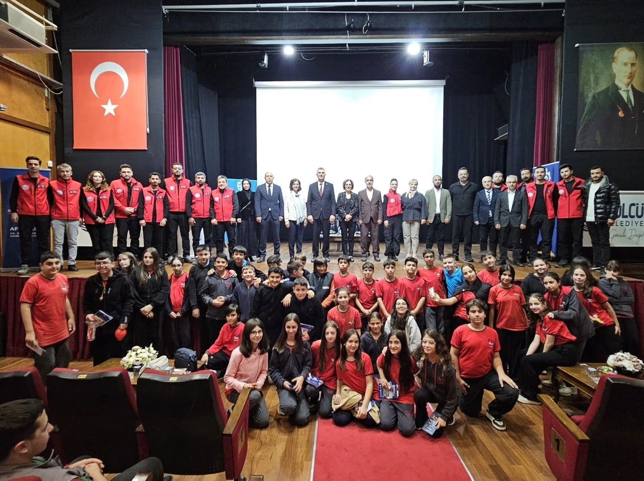 GÖLCÜK'TE 13 EKİM AFET RİSKLERİNİN AZALTILMASI GÜNÜ KAPSAMINDA DÜZENLENEN PANELDE, AFETLERE...