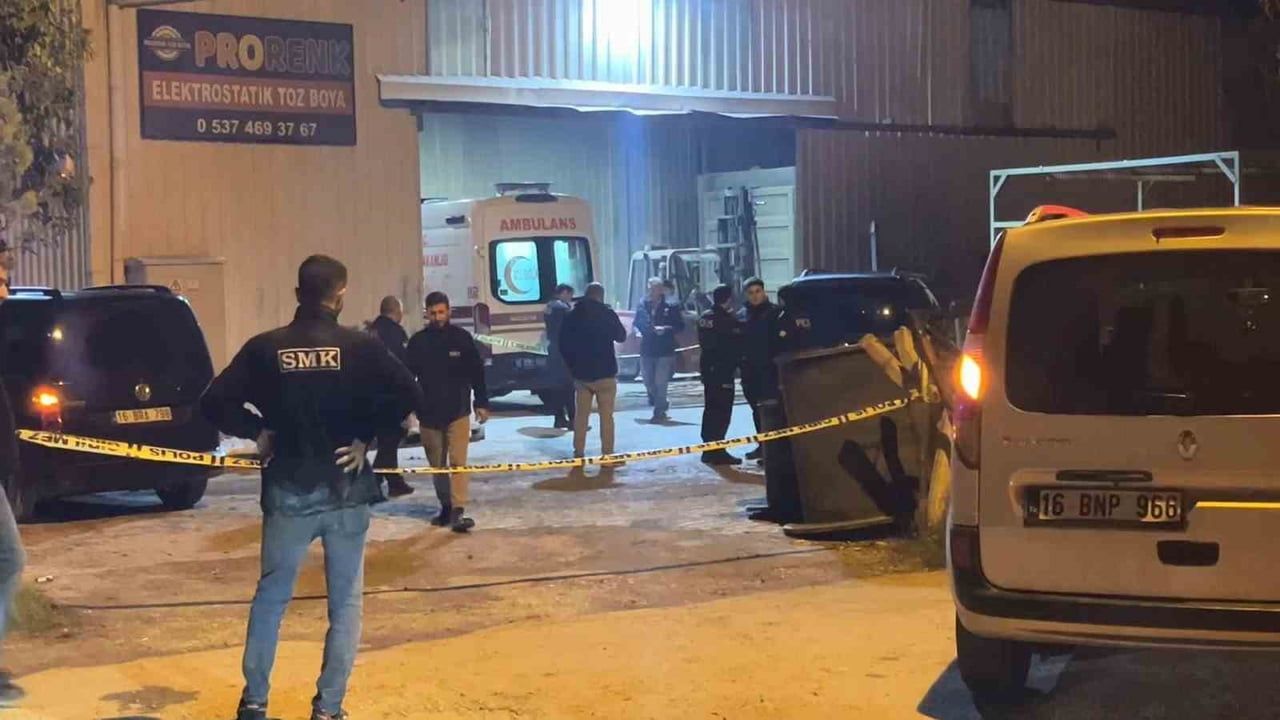 BURSA'DA BİR BOYAHANE FABRİKASINDA, FORKLİFTTEN DÜŞEN DEMİR BLOĞUN ALTINDA KALAN 24 YAŞINDAKİ...