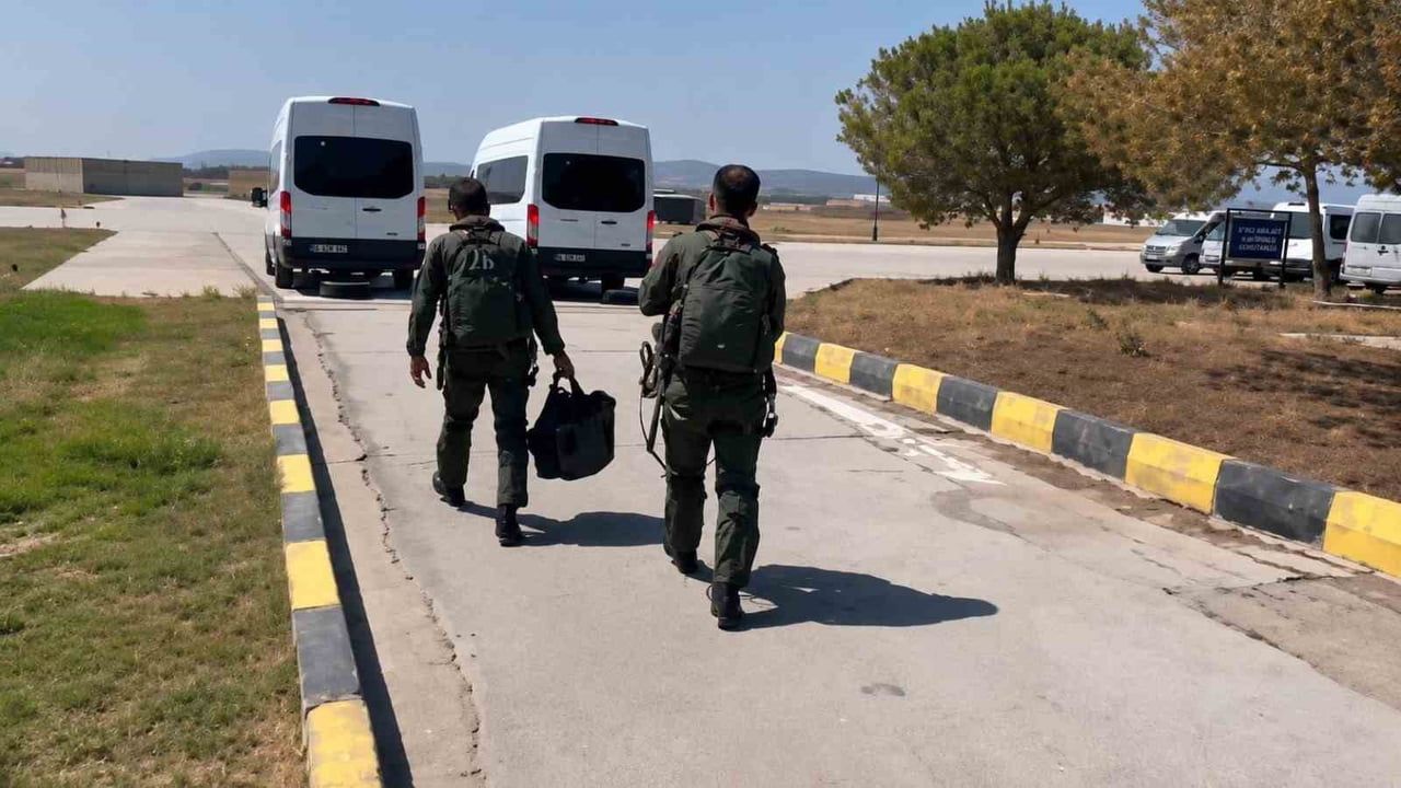 BANDIRMA'DAN KALKAN SAVAŞ UÇAKLARI KARADENİZ SEMALARINDA EĞİTİM UÇUŞU YAPTI
