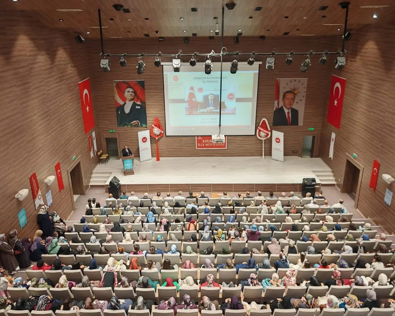 KIRIKHAN MESLEK YÜKSEKOKULU’NDA DÜZENLENEN “PEYGAMBERİMİZ VE GÜZEL AHLAK” KONFERANSINDAN...