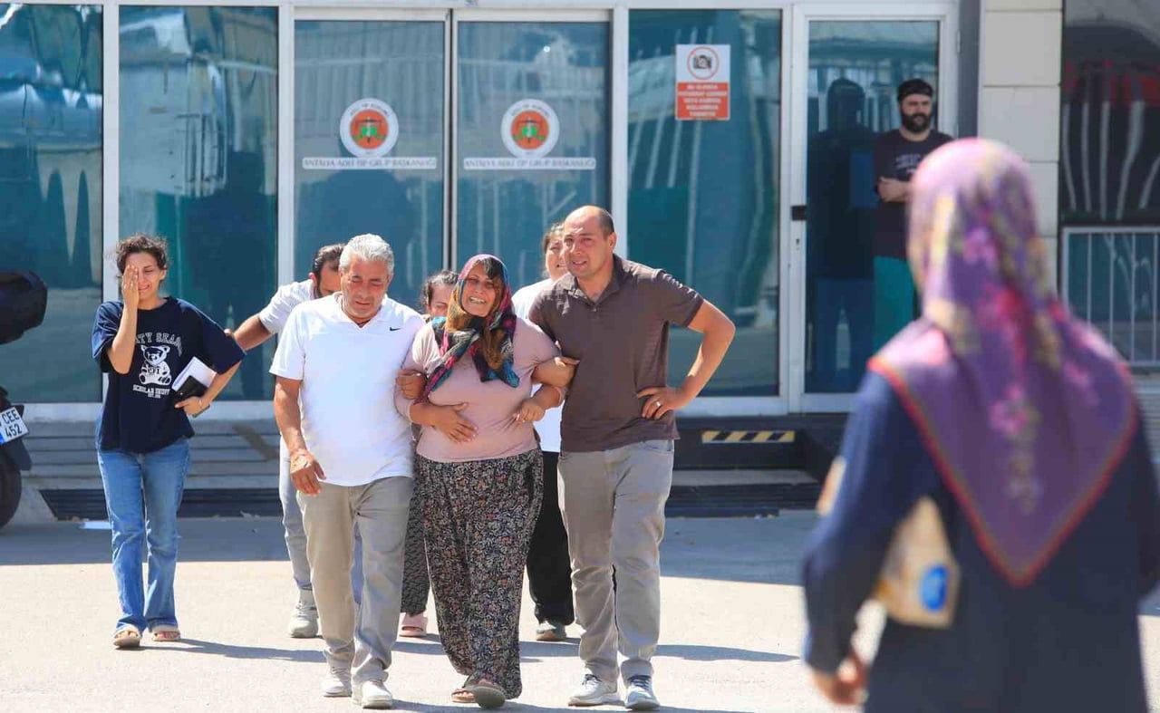 ANTALYA’NIN MANAVGAT İLÇESİNDE HAFİF TİCARİ ARACIN ÇAPTIKTAN SONRA OLAY YERİNDEN KAÇTIĞI TRAFİK...