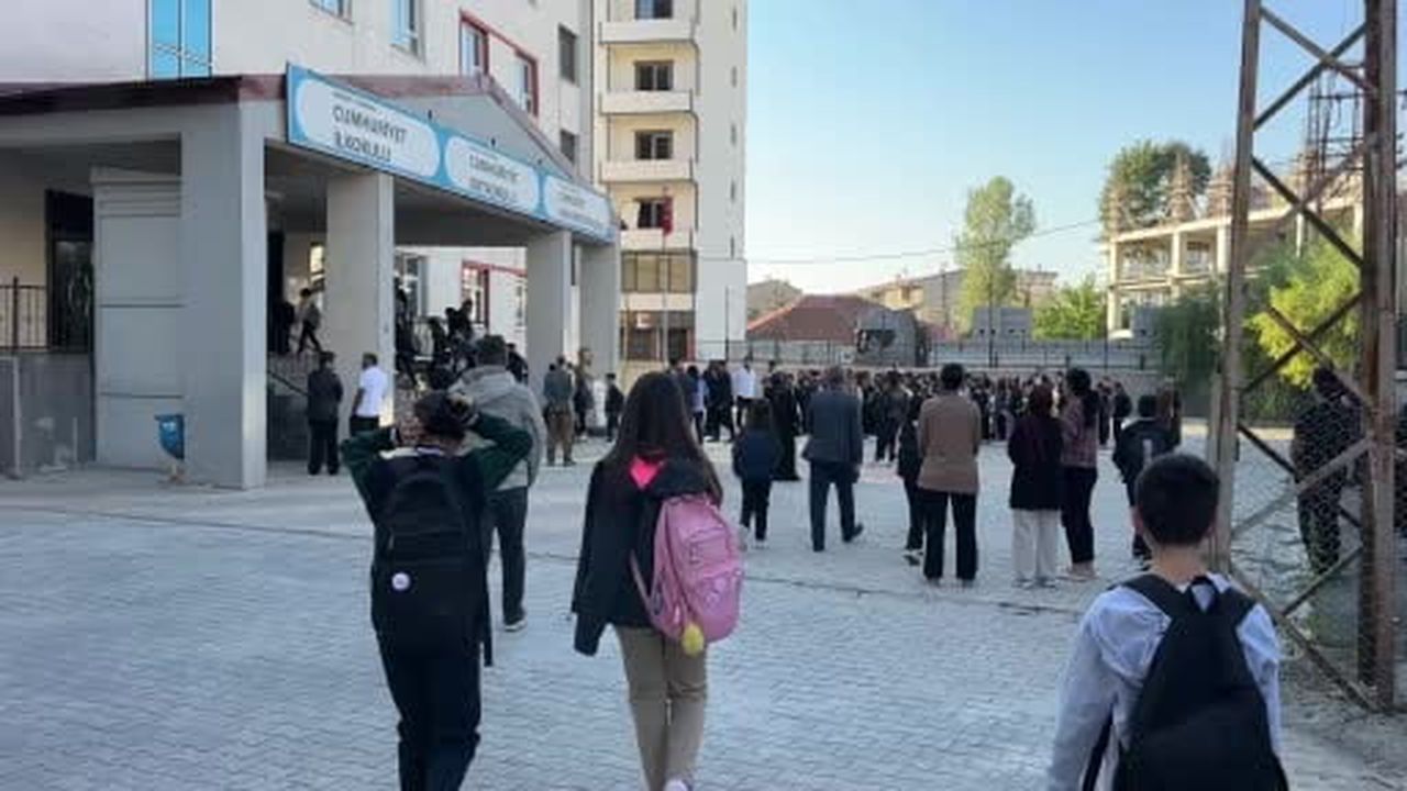 Yüksekova'da 30 bin öğrenci ders başı yaptı