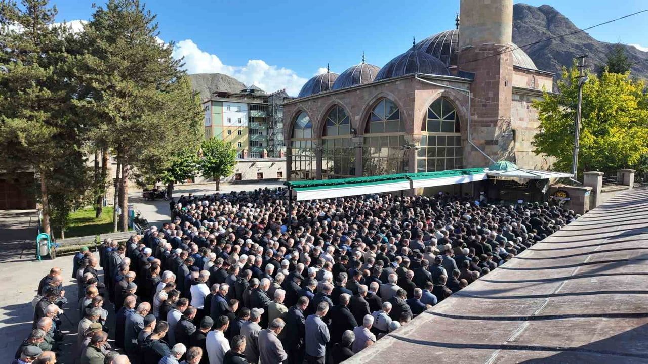 ERZURUM’UN OLTU İLÇESİNDE ESNAFLIK YAPAN VE İLÇENİN SEVİLEN İSİMLERİ ARASINDA YER ALAN AHMET TURAN...