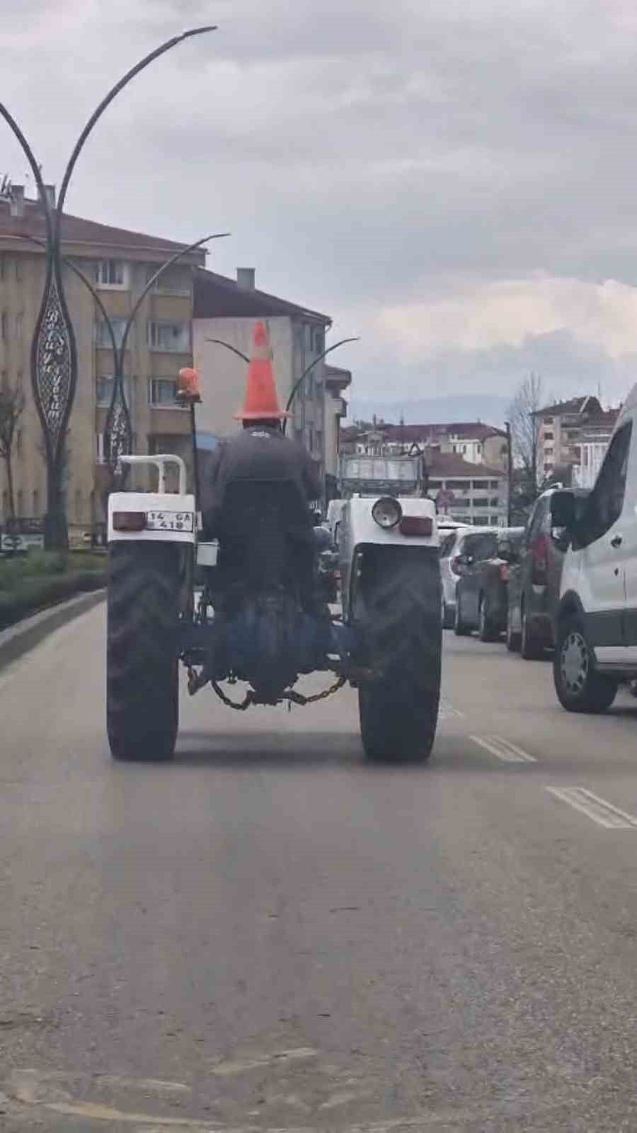 BOLU’DA BAŞINA TRAFİK DUBASI GEÇİREN TRAKTÖR SÜRÜCÜSÜ, TRAFİKTE İLERLERKEN İLGİNÇ GÖRÜNTÜLERE...