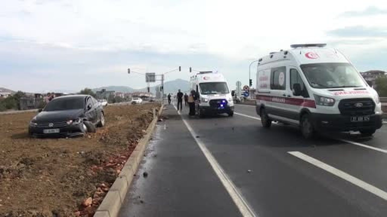 Gaziantep'te 2 otomobil kavşakta çarpıştı