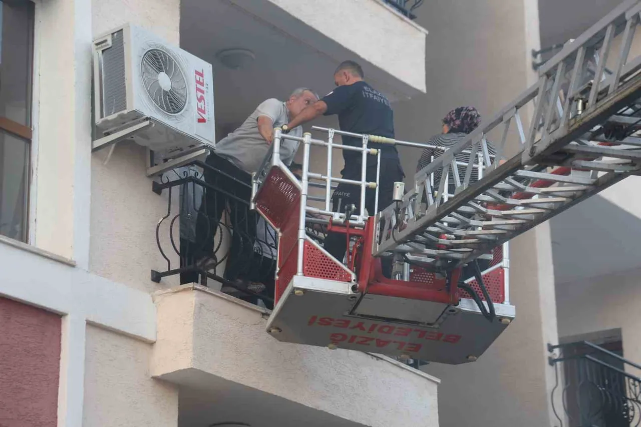 ELAZIĞ'DA BİR BİNADA ÇIKAN YANGINDA 2'Sİ İTFAİYE PERSONELİ OLMAK ÜZERE 12 KİŞİ DUMANDAN...