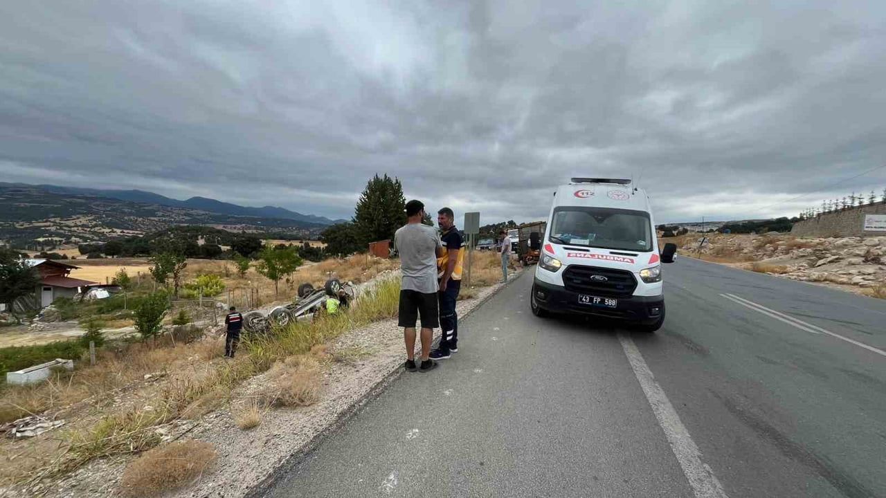 EMET-HİSARCIK YOLUNDA TRAKTÖR İLE HAFİF TİCARİ ARAÇ ÇARPIŞTI: 2 YARALI