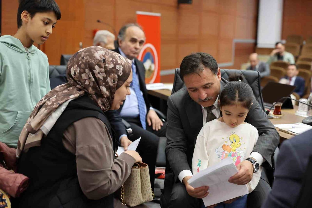 KAYSERİ VALİSİ GÖKMEN ÇİÇEK, VALİLİK TOPLANTI SALONU’NDA BİR ARAYA GELDİĞİ VATANDAŞLARIN TALEP VE...