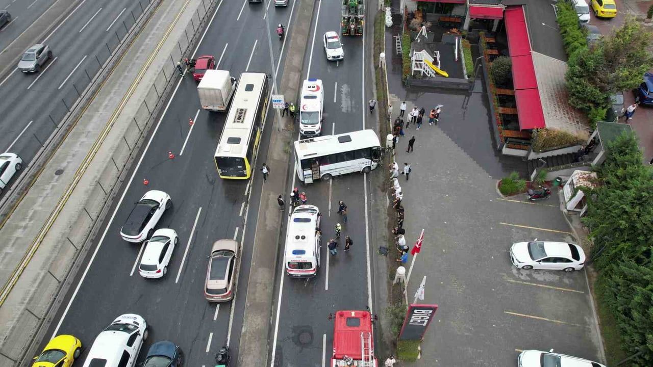 AVCILAR'DA D-100 KARA YOLUNDA BİR ARACA ÇARPAN SERVİS MİDİBÜSÜ YAN YOLA GEÇEREK GÜÇLÜKLE DURDU....