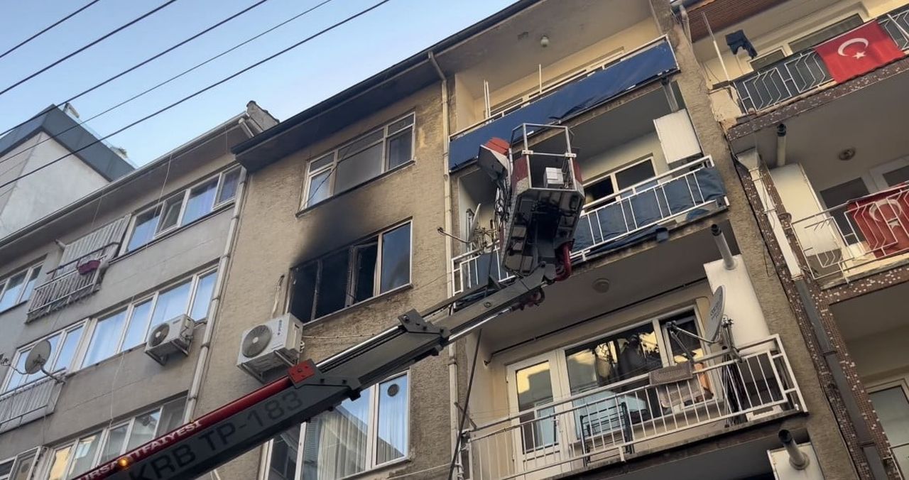 BURSA’DA KORKUTAN YANGIN : MAHALLELİ SOKAĞA DÖKÜLDÜ