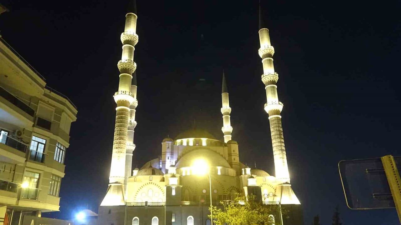 KAHRAMANMARAŞ’TA MEVLİD KANDİLİ DOLAYISIYLA ABDÜLHAMİD HAN CAMİİ’NDE DÜZENLENEN PROGRAMA...