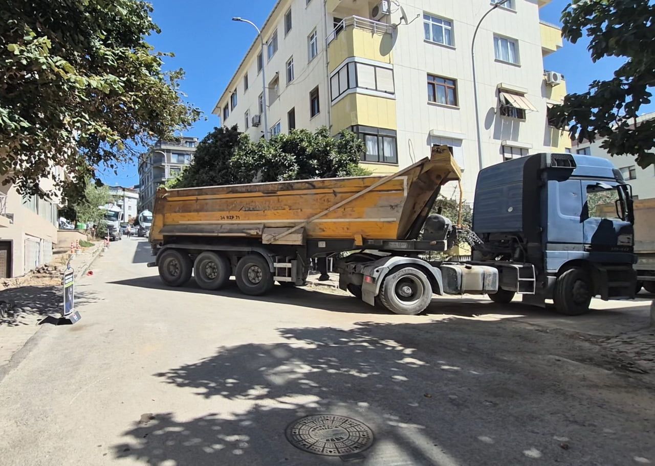 MALTEPE'DE DAR SOKAKTA YÜRÜTÜLEN İNŞAAT ÇALIŞMASI NEDENİYLE HAFRİYAT KAMYONLARI VE BETON...