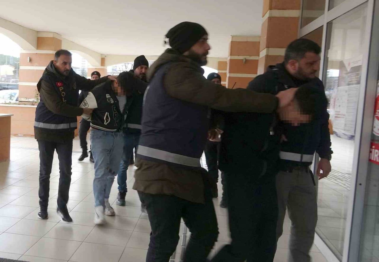 KASTAMONU’DA 1 KİŞİNİN ÖLDÜĞÜ, 1 KİŞİNİN YARALANDIĞI OLAYLA İLGİLİ TUTUKLANAN 4 SANIĞIN...