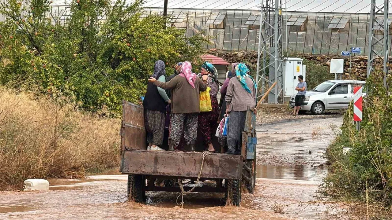BOZYAZI İLÇESİNDE ETKİLİ OLAN SAĞANAK YAĞIŞ NEDENİYLE SERALAR, TARIM ARAZİLERİ VE İŞ YERLERİ ZARAR...