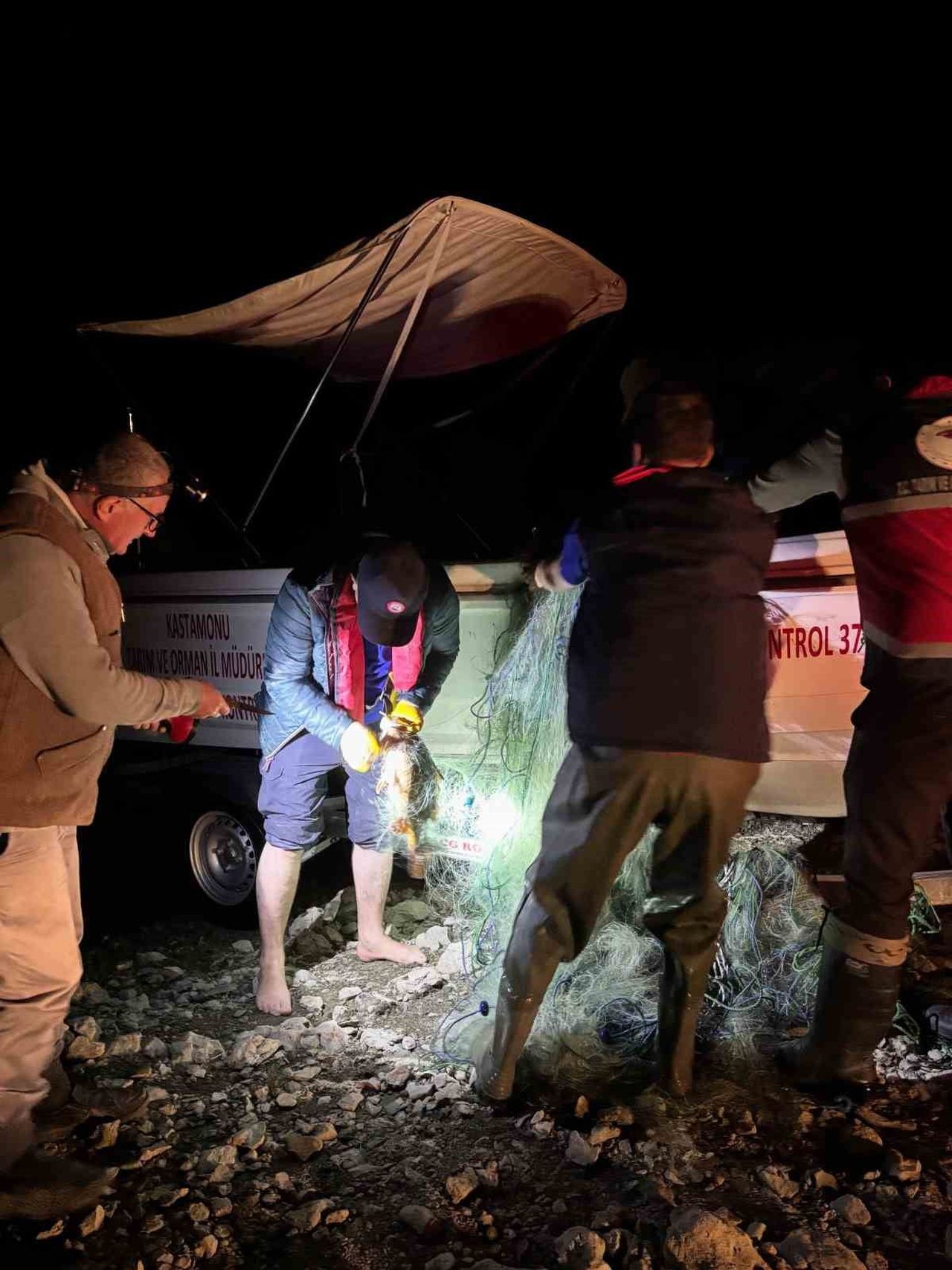 KASTAMONU’NUN DEVREKANİ İLÇESİNDE BARAJ GÖLETİNDE HAYALET AĞ OLDUĞUNA DAİR İHBARI DEĞERLENDİREN...