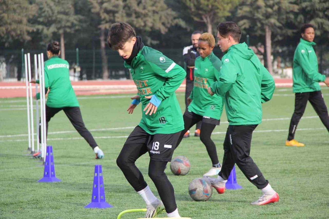 DENİZLİ’DE UZUN YILLARDIR KADIN FUTBOLUNU EN ÜST SEVİYEDE TEMSİL EDEN VE MİLLİ TAKIMA ONLARCA...