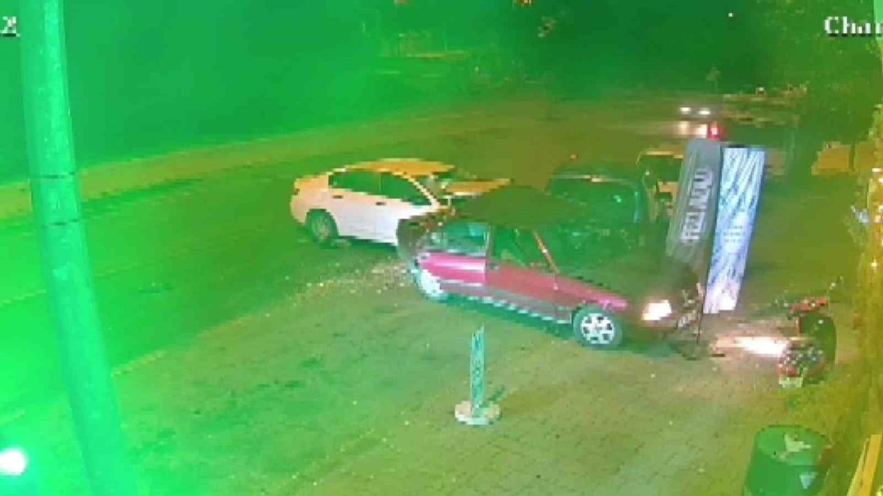 DENİZLİ’DE ALKOLLÜ KADIN SÜRÜCÜ SEYİR HALİNDEYKEN BİR ANDA GAZA BASINCA HEM ÖNÜNDEKİ HEM PARK...