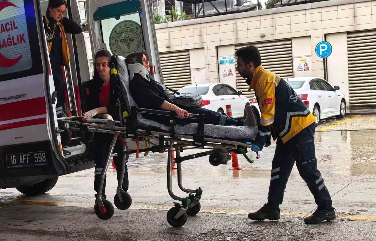 BURSA’NIN İNEGÖL İLÇESİNDE MEYDANA GELEN ZİNCİRLEME TRAFİK KAZASINDA 3 OTOMOBİL ÇARPIŞTI. KAZADA 2...