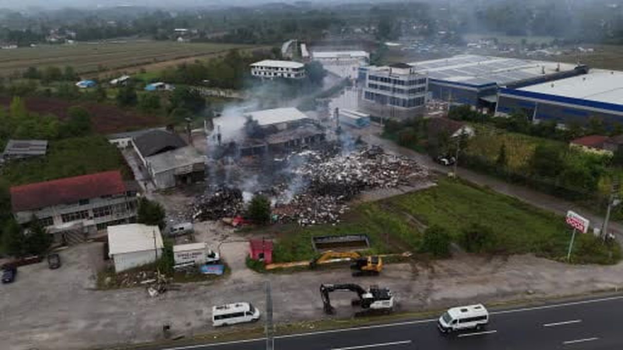 Düzce'de yanan kapı fabrikasının son durumu böyle görüntülendi