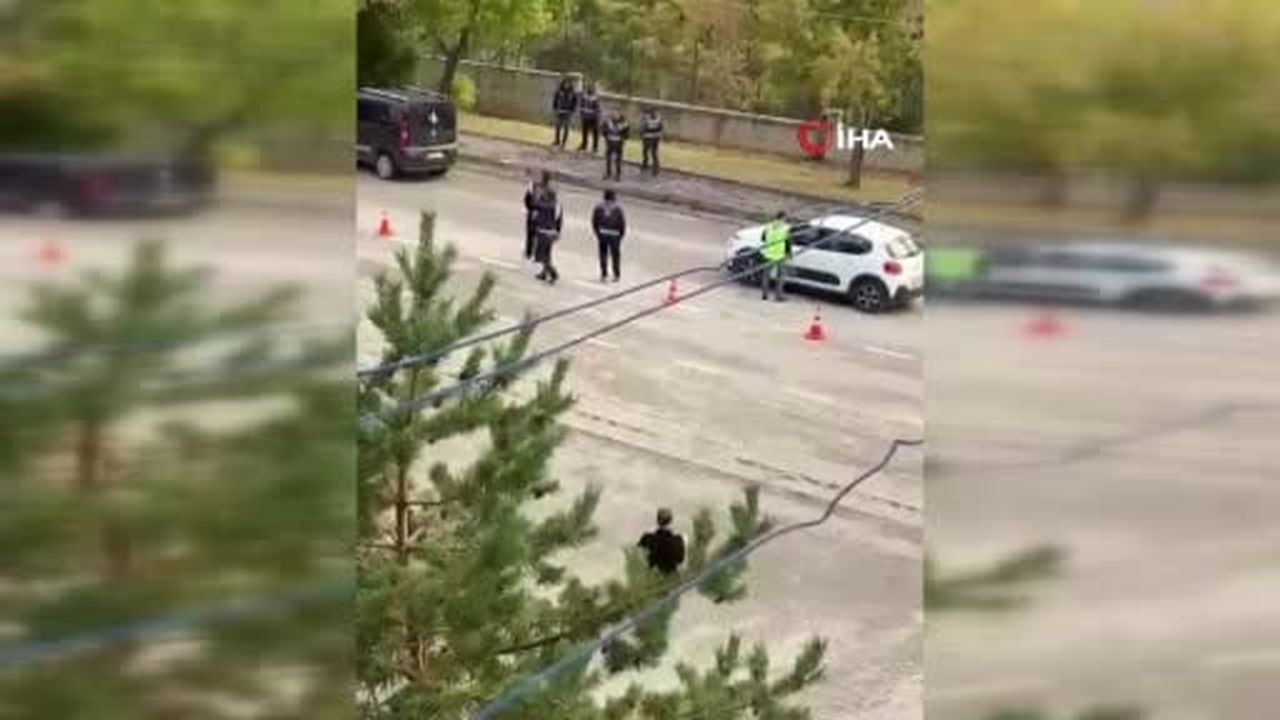 Erzurum'da gönülleri ısıtan anlar: Görev yapan polislere çay ikram etti