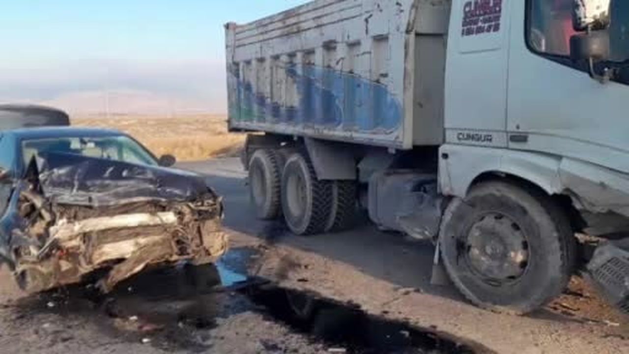 Kamyon ile otomobil çarpıştı: 1 yaralı