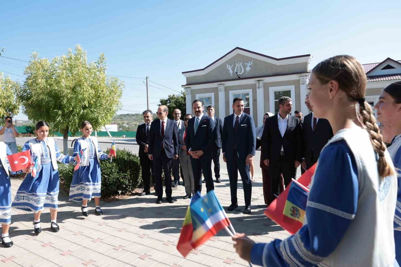 AVDARMA KÖYÜNE GEÇEN ZORLU, GAGAUZ ÇOCUKLARIN HALK OYUNLARI GÖSTERİSİ VE DOSTLUK İLE GÜVENİN...