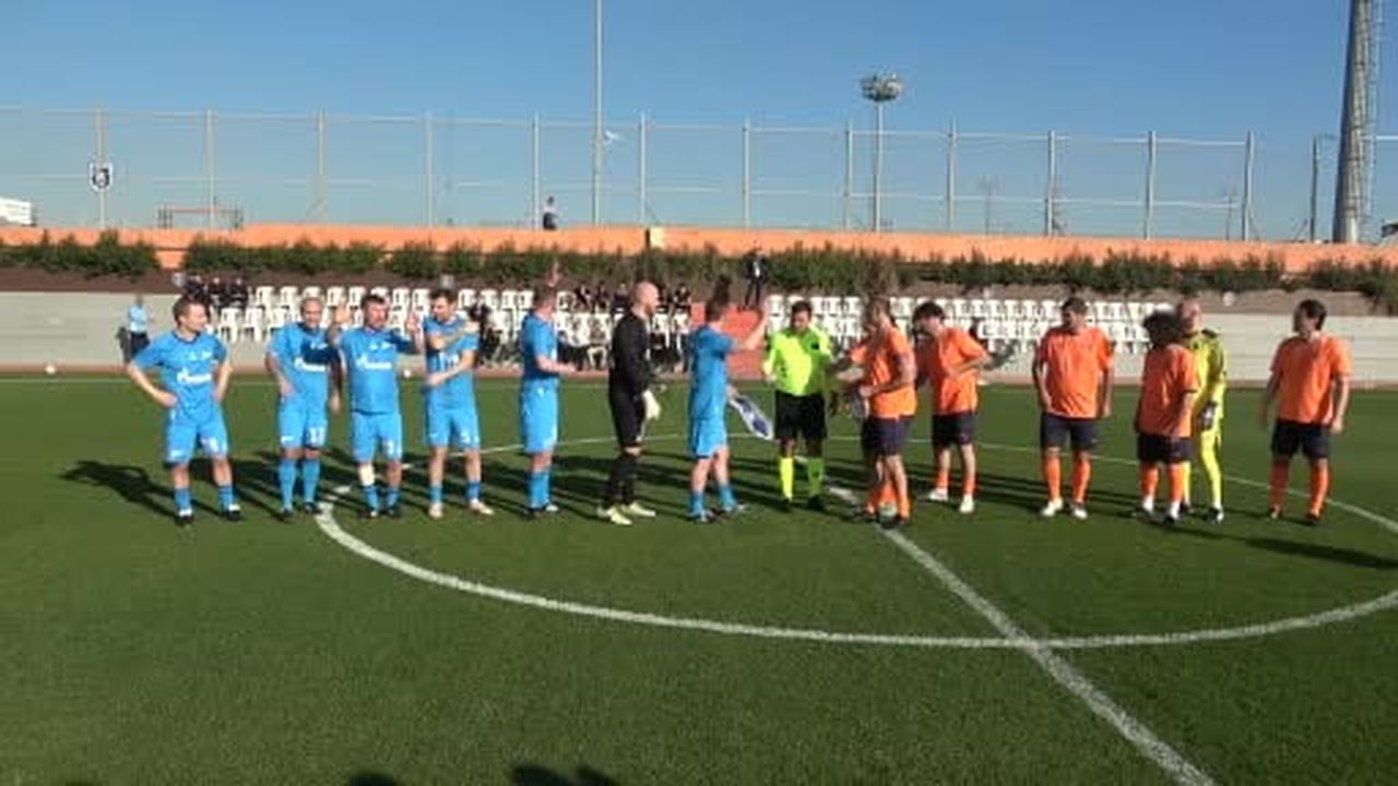 Başakşehir ile Rusya temsilcisi Zenit’in veteran futbolcuları, gösteri maçında karşı karşıya...
