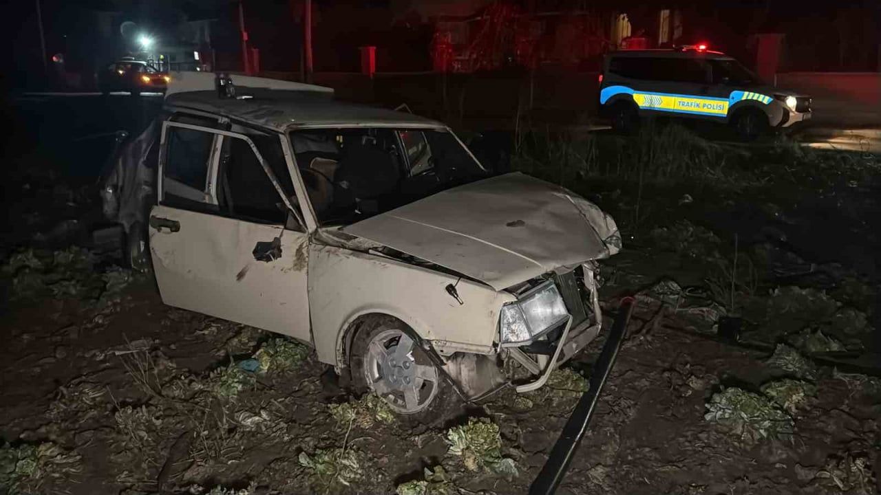 ESKİŞEHİR'DE POLİSİN "DUR" İHTARINA UYMAYARAK KAÇAN OTOMOBİL, ELEKTRİK DİREĞİNE ÇARPIP TAKLALAR...