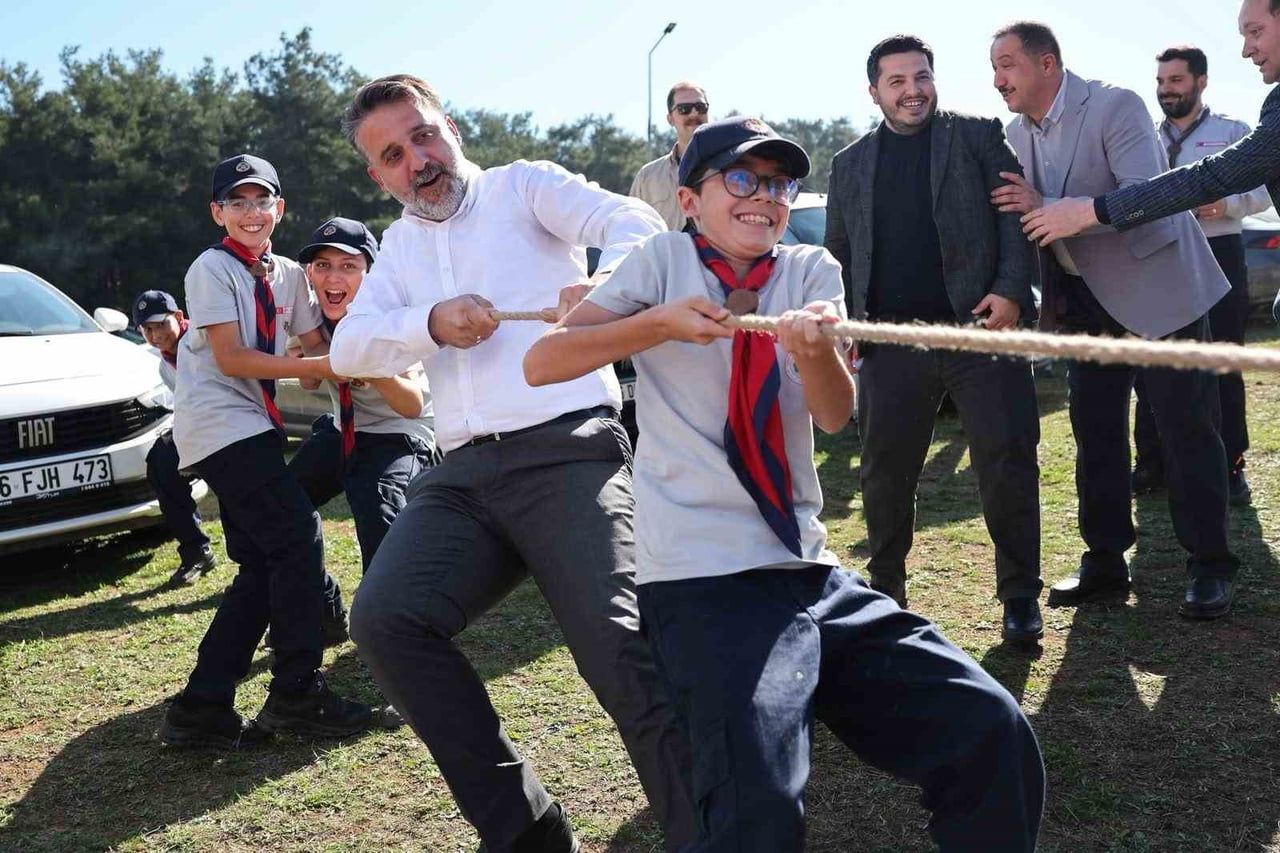 BURSA BÜYÜKŞEHİR BELEDİYESİ YENİ İZCİ EVİNİ HAYATA GEÇİRDİ. BAŞKAN BİBA HALAT ÇEKME OYUNUNA DAHİL...