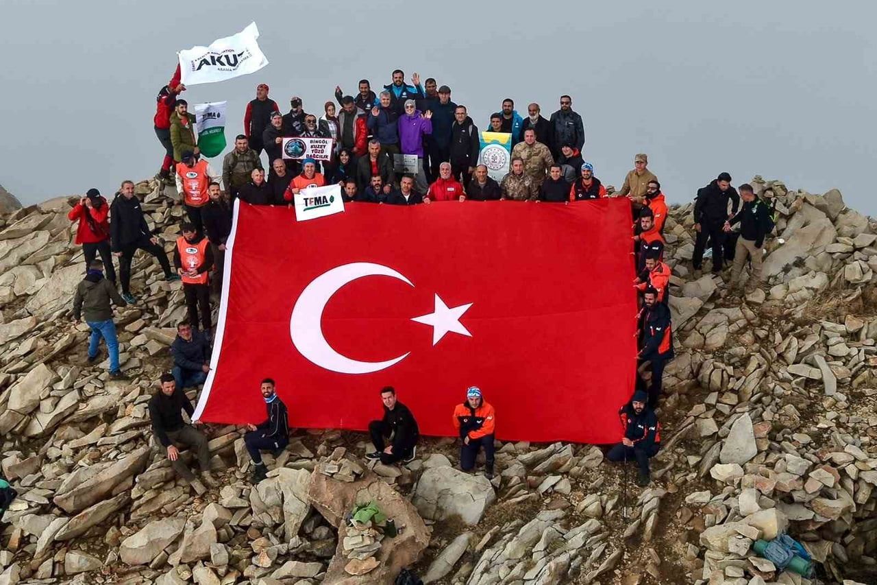 BİNGÖL’DE CUMHURİYET BAYRAMI ÖNCESİ SÜLBÜS DAĞI’NA ZİRVE TIRMANIŞI