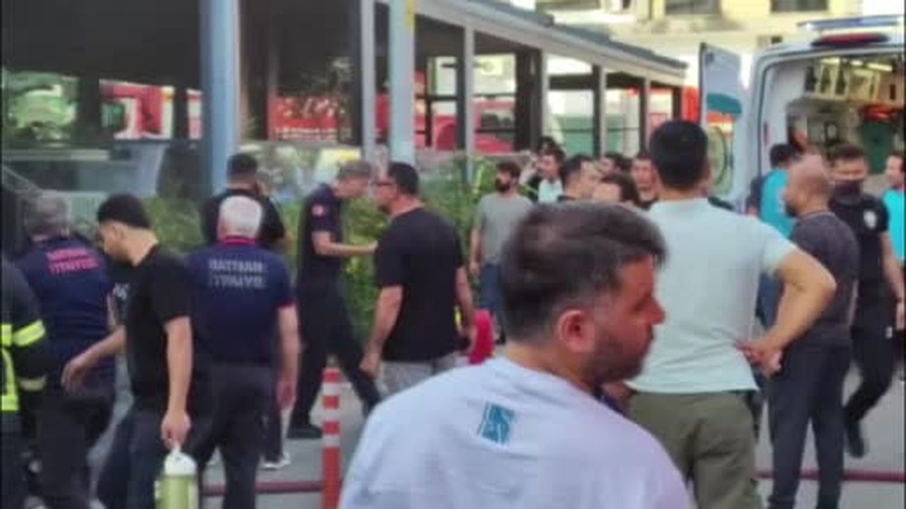 Batman’da bir spor salonunda yangın çıktı. Olayda yaklaşık 30 kişi salona mahsur kalırken...