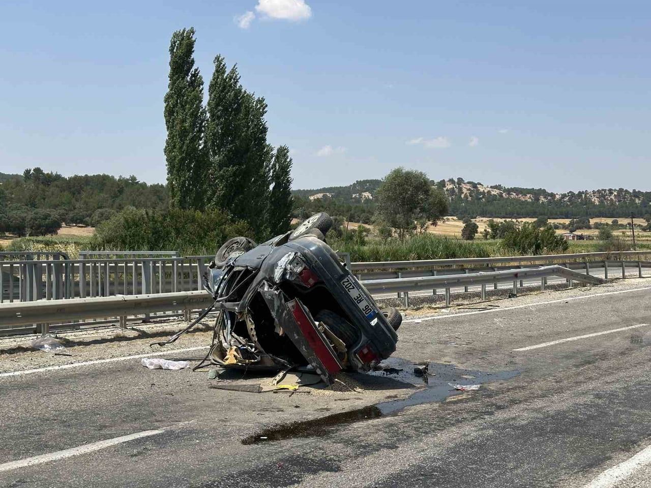 UŞAK’TA BARİYERE ÇARPMASI SONUCU TAKLA ATARAK KARŞI ŞERİDE GEÇEN OTOMOBİLDE AYNI AİLEDEN 4 KİŞİ...