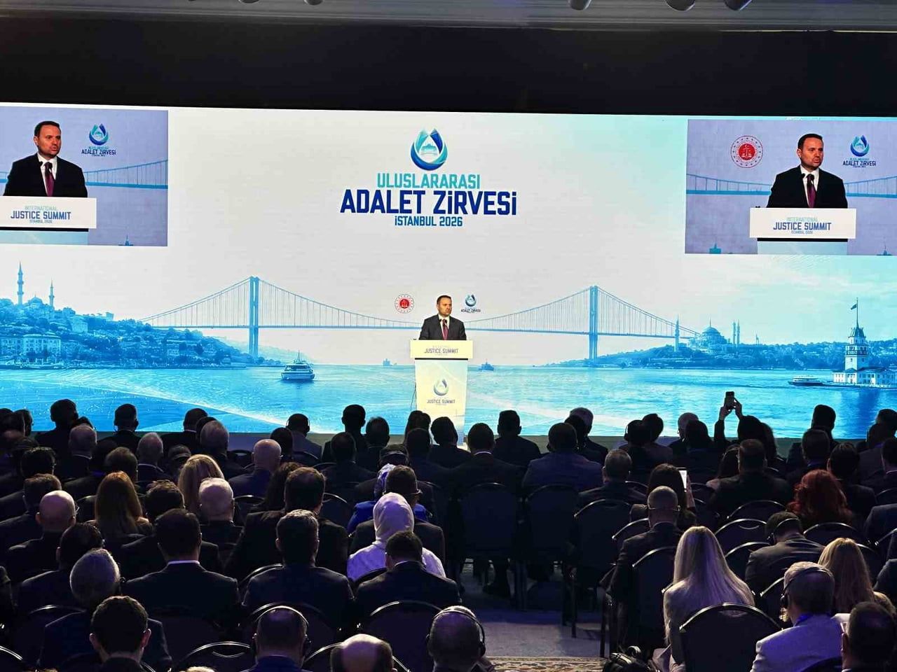 ADALET BAKANI AKIN GÜRLEK, İSTANBUL ÇIRAĞAN SARAYI'NDA ULUSLARARASI ADALET ZİRVESİNDE KONUŞTU
