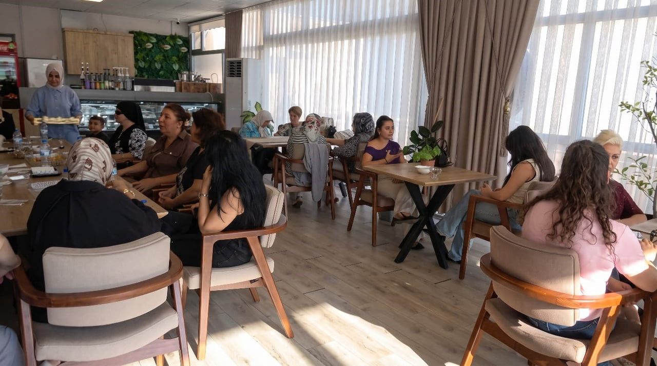 KİLİS’TE KADIN KAFE’DE KADINLARA ÜCRETSİZ DESTEK