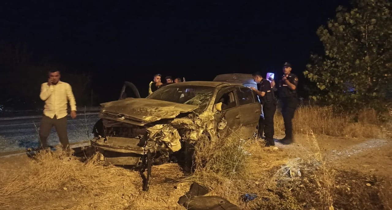 TIR İLE İKİ OTOMOBİL ÇARPIŞTI: 7 YARALI