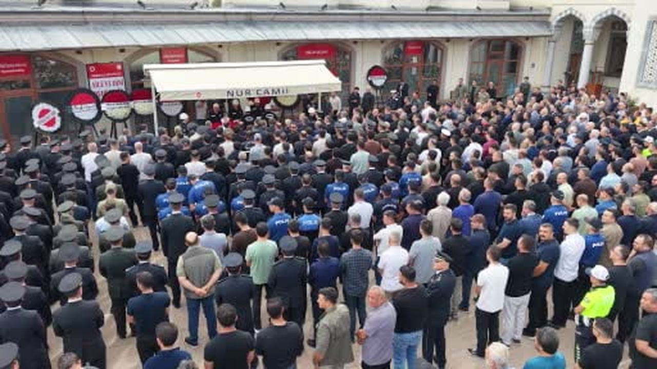 Şehidin eşi ve çocuğundan yürek yakan veda: Babaya son sarılış