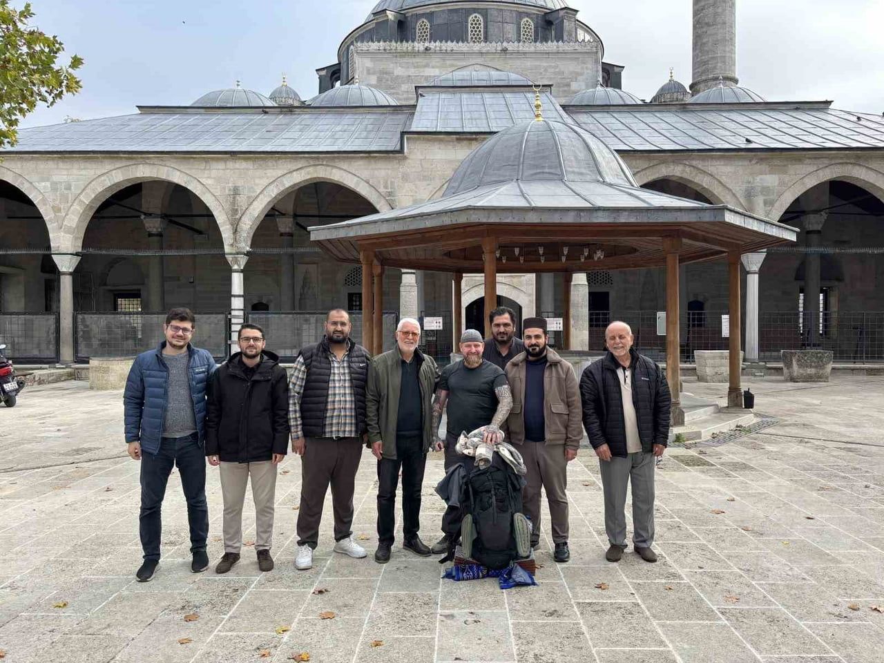 ALMANYA’NIN BAŞKENTİ BERLİN’DEN HAC İÇİN YÜRÜYEREK YOLA ÇIKAN VE MÜSLÜMAN OLDUKTAN SONRA UMAR...