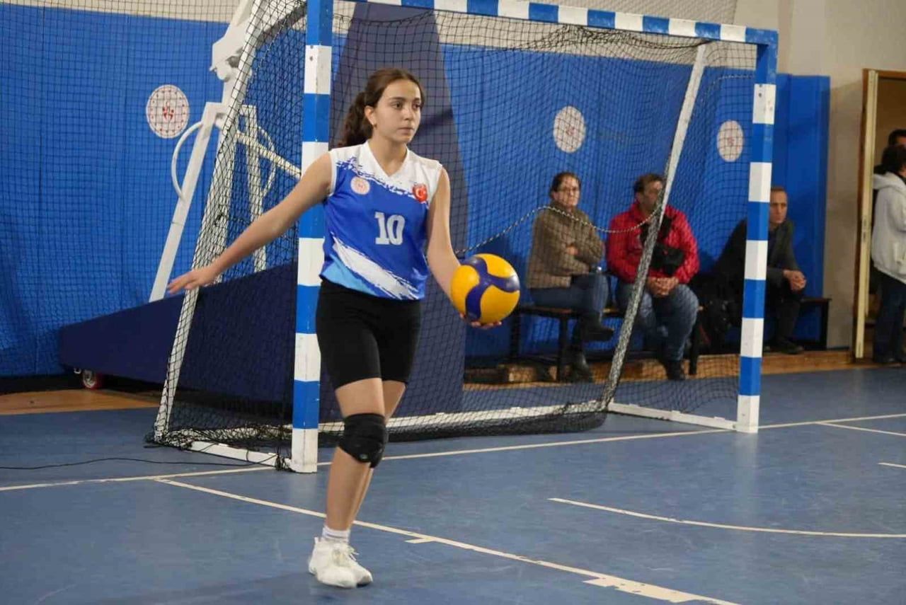 CUMHURİYET COŞKUSU VOLEYBOL SAHASINA TAŞINDI