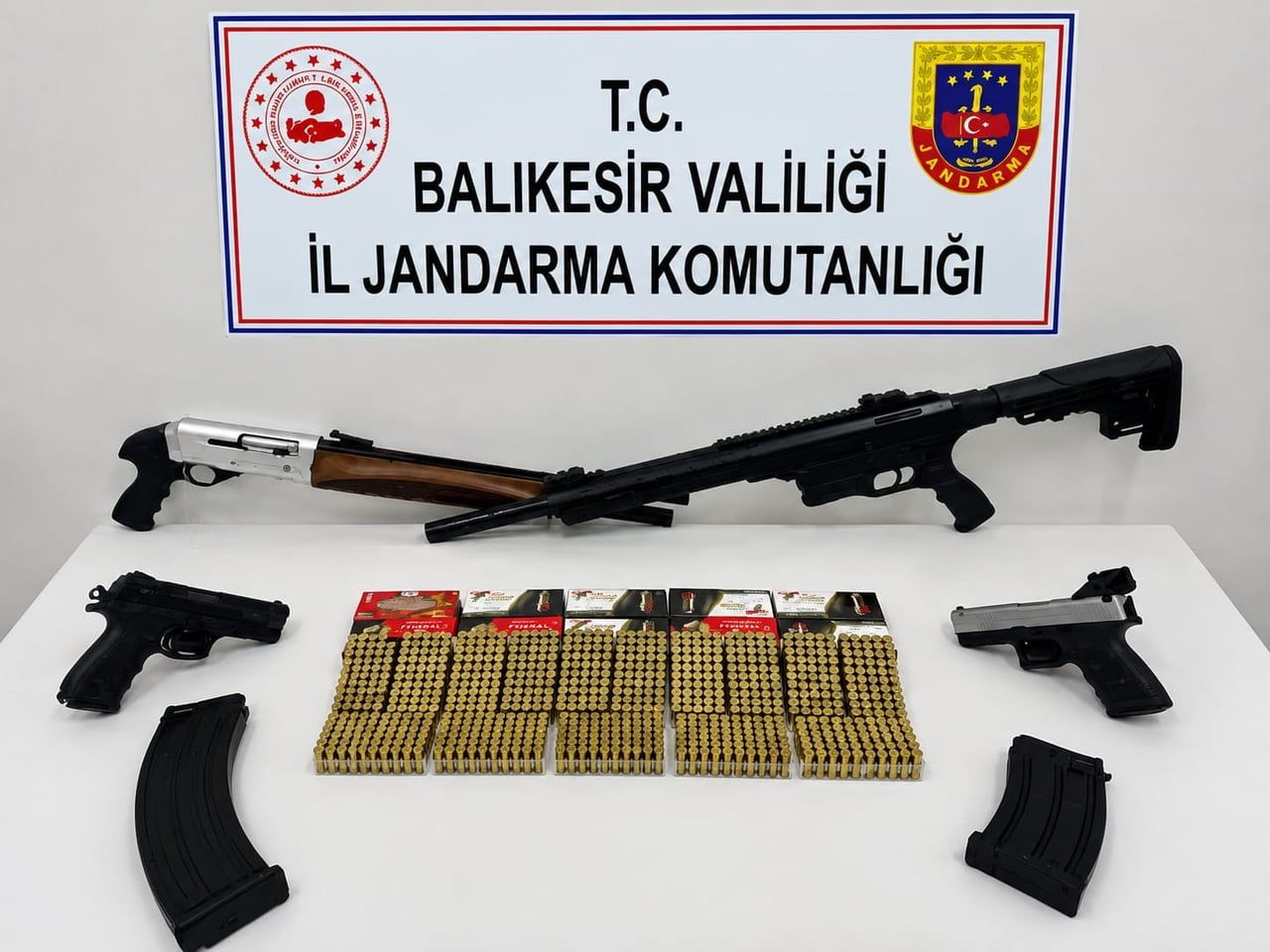 BALIKESİR'İN BANDIRMA VE AYVALIK İLÇELERİNDE SİLAH VE MÜHİMMAT TİCARETİNE YÖNELİK DÜZENLENEN...