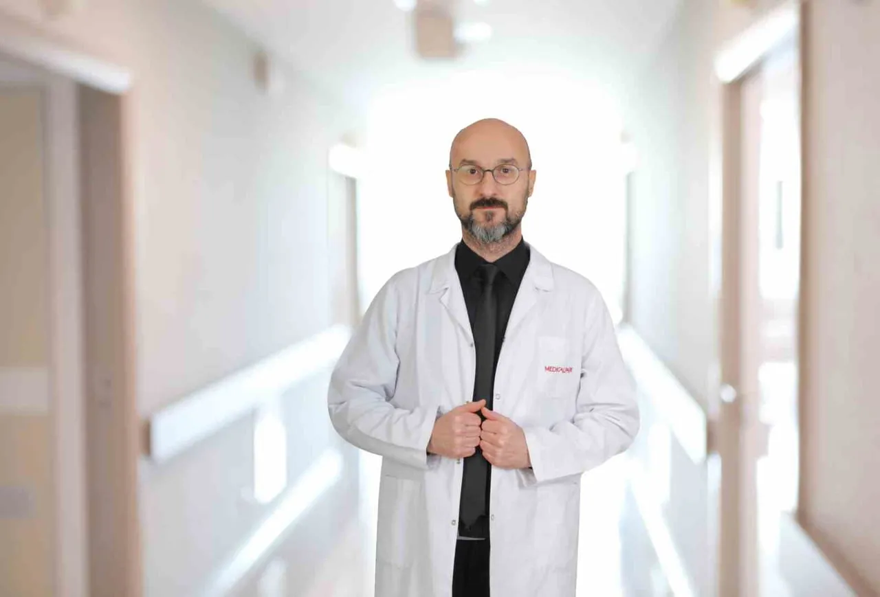 KALP VE DAMAR CERRAHİSİ UZMANI DOÇ. DR. İLKER AKAR