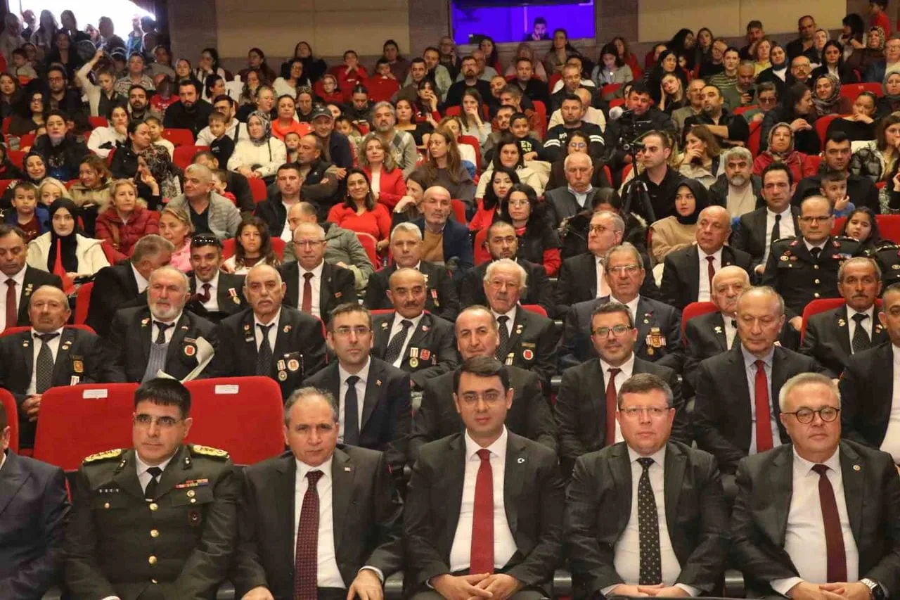 UŞAK'TA 29 EKİM CUMHURİYET BAYRAMI, DÜZENLENEN ÇEŞİTLİ ETKİNLİKLERLE KUTLANDI.
