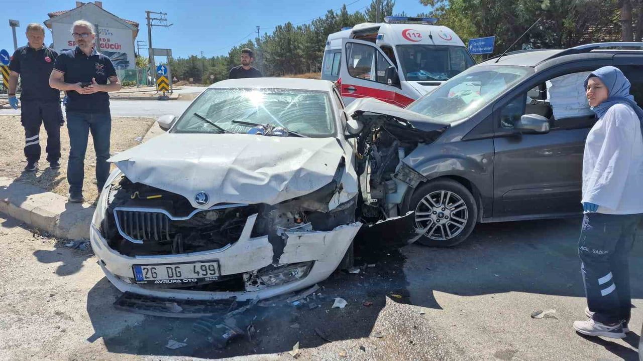 ESKİŞEHİR'DE HAFİF TİCARİ ARAÇ İLE OTOMOBİLİN ÇARPIŞMASI SONUCU MEYDANA GELEN TRAFİK KAZASINDA 3'Ü...