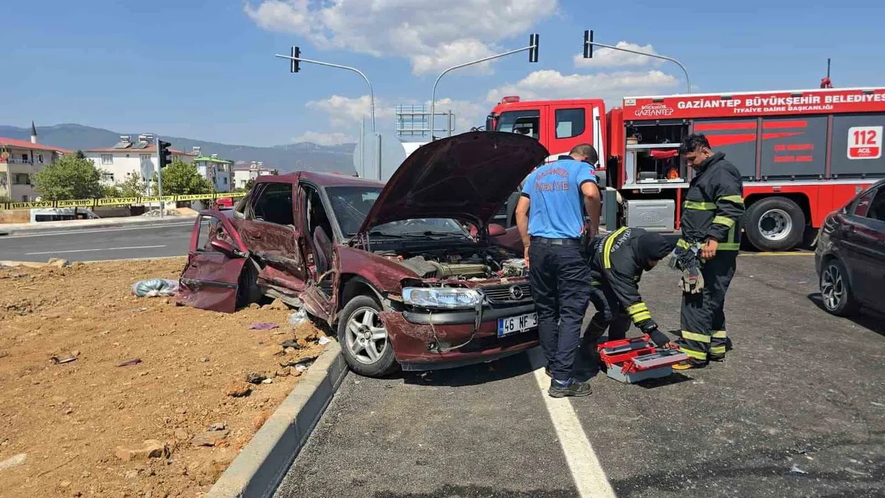 GAZİANTEP'TE İKİ ARACIN ÇARPIŞMASI SONUCU 5 KİŞİ YARALANDI.